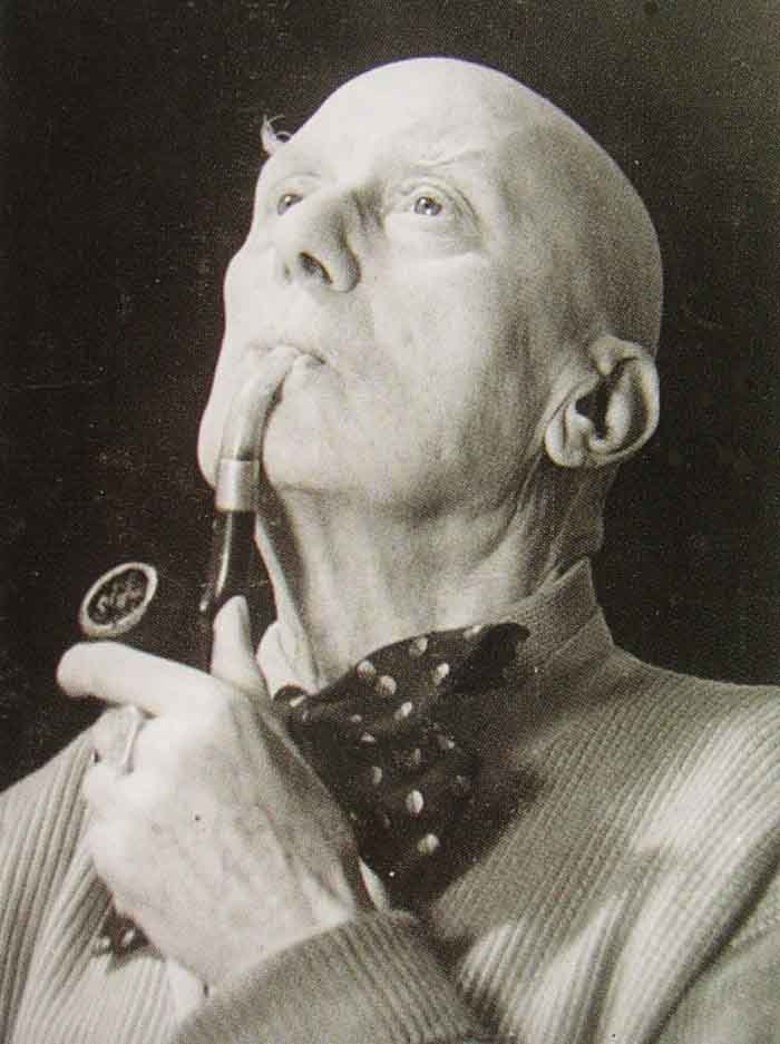 aleister_crowley_old_and_with_pipe