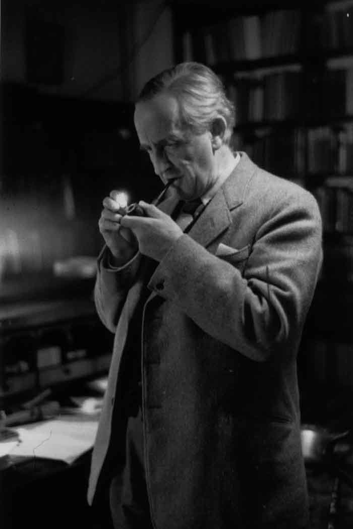 j_r_r_tolkien_-_smoking_pipe