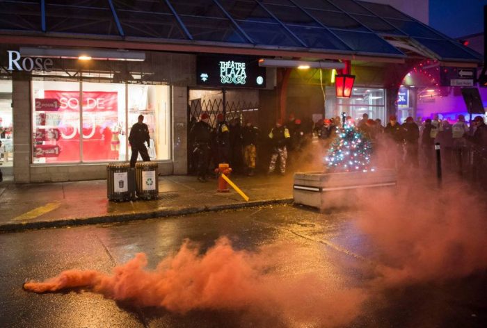 messe-des-morts-smoke-grenades